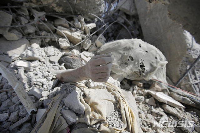【다마르=AP/뉴시스】1일(현지시간) 사우디아라비아 주도 연합군의 예멘 수도 사나 남쪽 다마르 인근 후티반군 구금시설 공습 현장에서 사람의 팔 한 쪽이 잔해들 가운데 튀어나와 있다. 2019.09.02.