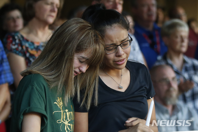 【오데사=AP/뉴시스】지난달 31일 세스 애런 에이토(36)가 미국 텍사스주 고속도로에서 총기를 난사해 7명이 숨졌다. 이중 한 명인 고등학생 레일라 에르난데스의 친구들이 1일 추모식에서 눈물을 흘리고 있다. 2019.09.03. 
