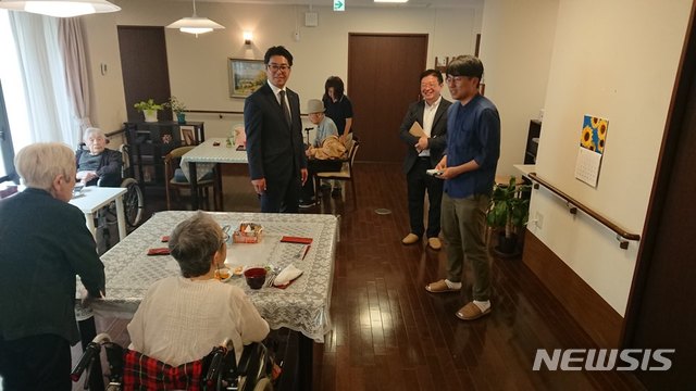 【요코하마=뉴시스】지난달 27일 찾은 일본 요코하마시 '카와이노이에'에 마련된 공동공간에서 노인들이 자유롭게 식사를 하고 있다. 2019.09.06. (사진=요코하마시 제공) limj@newsis.com