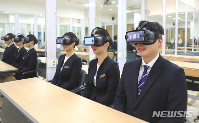 【아산=뉴시스】이종익 기자 = 호서대학교에 학생들이 AI·VR 면접실에서 VR을 이용해 모의면접을 체험하고 있다. 2019.09.03. (사진=호서대 제공) photo@newsis.com