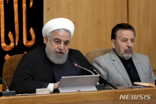 【테헤란=AP/뉴시스】하산 로하니 이란 대통령(왼쪽)이 4일(현지시간) 테헤란에서 열린 각료회의에서 발언하고 있다. 2019.09.05.