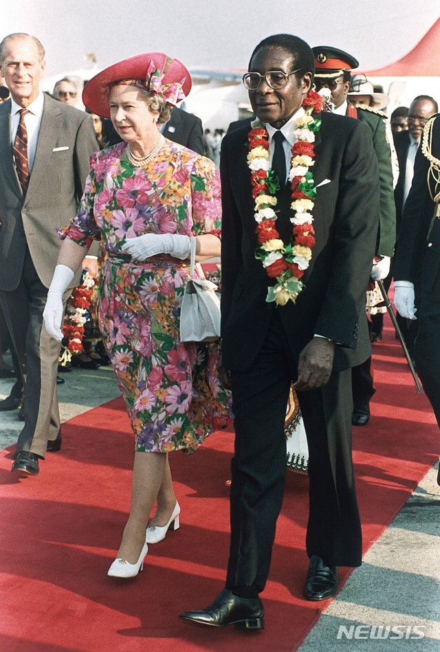 【하라레=AP/뉴시스】로버트 무가베 전 짐바브웨 대통령이 6일(현지시간) 95세의 일기로 사망했다.무가베 전 대통령은 1980년 총리를 시작으로 1987년 대통령에 취임, 2017년 11월 군부의 쿠데타와 의회의 탄핵 절차를 앞두고 전격 사임했으며 당시 나이는 93세였다.사진은 1991년 10월 10일 로버트 무가베(오른쪽) 당시 짐바브웨 대통령이 짐바브웨를 방문한 엘리자베스 2세 영국 여왕을 하라레 공항에서 영접하는 모습. 2019.09.13.
