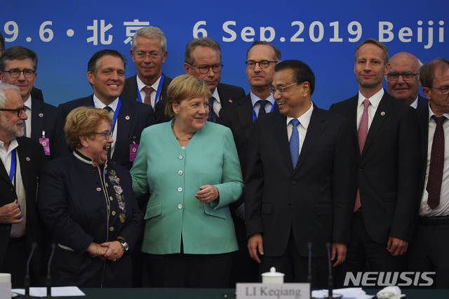 【베이징=AP/뉴시스】중국을 방문한 앙겔라 메르켈 독일 총리(가운데 왼쪽)가 지난 6일 베이징 인민대회당에서 열린 독-중 경제자문위 원탁회의를 마친 뒤 리커창(李克强, 가운데 오른쪽) 중국 총리 및 다른 참석자들과 함께 기념사진을 찍고 있다. 메르켈 총리는 11일 "인권과 같은 문제들을 포함해 독일이 중국과 대화를 하는 것이 중요하다"고 말했다. 2019.9.11