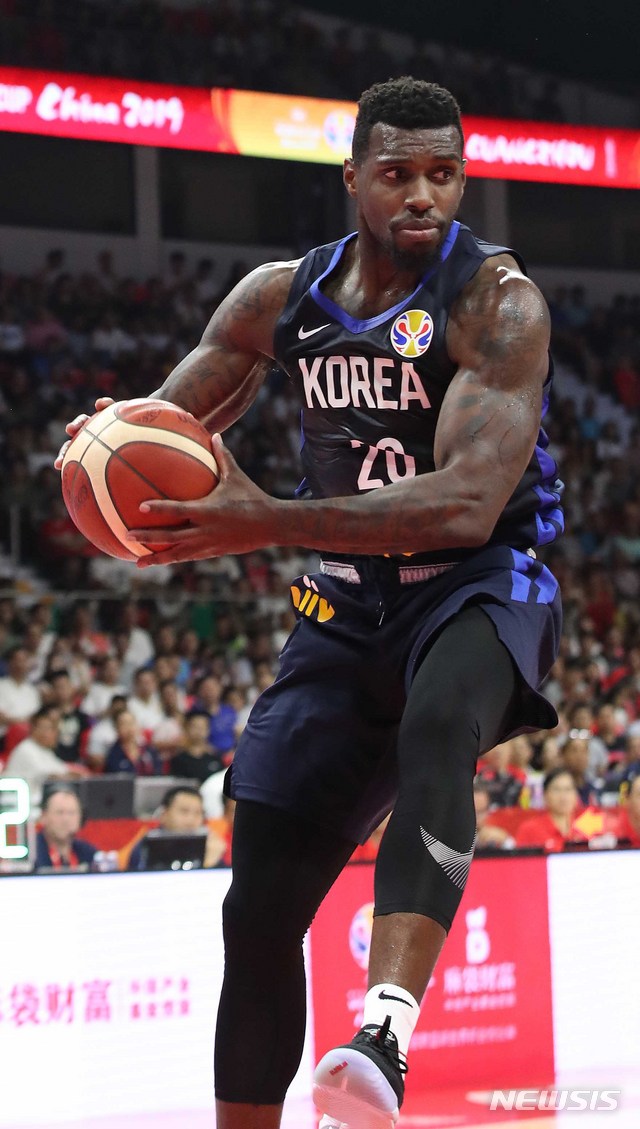 【광저우(중국)=뉴시스】김선웅 기자 = 8일 오후(현지시간) 중국 광저우체육관에서 열린 2019 FIBA 농구월드컵 순위결정전(17~32위) 대한민국과 코트디부아르의 경기, 라건아가 리바운드를 받아내고 있다. 2019.09.08.  mangusta@newsis.com