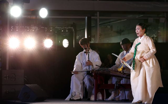 도라산역서 철마 대신 음악 먼저 날려보냈네···‘문화로 이음: DMZ 평화음악회’