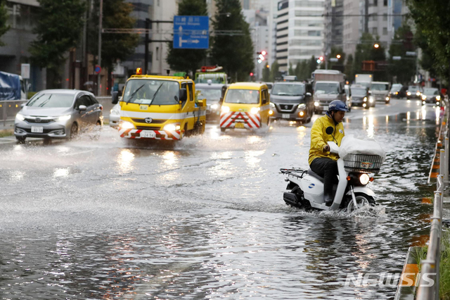 【도쿄=AP/뉴시스】지난 9일 제15호 태풍 '파사이'가 일본 도쿄에 상륙하면서 스쿠터를 탄 한 남성이 폭우로 침수된 도로를 건너고 있다. 2019.09.09.
