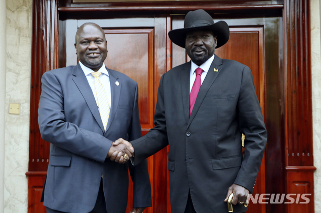 【주바/남수단=AP/뉴시스】살바 키르 남수단 대통령(사진 오른쪽)과 반군 지도자인 리크 마차르가 올해 11월 중순까지 연립정부를 구성하기로 합의했다고 알자리라 등 11일(현지시간) 보도했다. 사진은 마치르가 지난 9일 주바에 도착해 키르 대통령과 악수를 하고 있는 모습. 2019.09.12