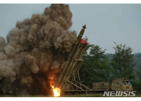 【서울=뉴시스】북한은 10일 초대형방사포를 또다시 시험발사했다고 밝혔다. (출처=노동신문 사진 캡처) 2019.09.11.