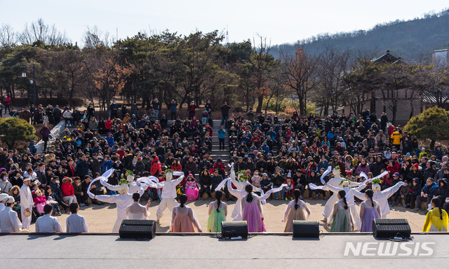 【서울=뉴시스】추석 연휴기간(12~15일) 서울 도심 곳곳에서 세시풍속과 전통문화를 체험할 수 있는 특별행사와 야외축제 등이 열린다. 남산골한옥마을에서 진행된 야외 공연 모습. 2019.09.11. (사진=서울시 제공)