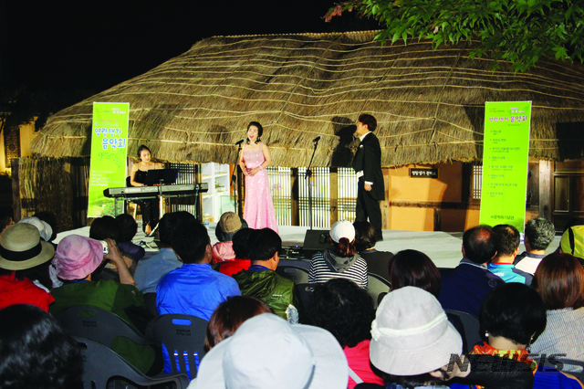 전라남도 강진시에서 열린 '영랑생가 시애(詩愛) 물들다' 현장 (사진체공: 문화재청)