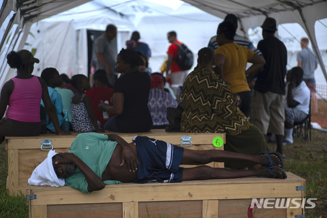 【프리포트( 바하마 )=AP/뉴시스】 허리케인 피해주민들을 위한 자원봉사자들의 임시 진료소에서 순서를 기다리던 노인이 10일(현지시간) 지친 몸을 눕히고 잠을 청하고 있다. 