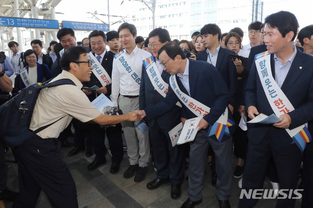 【서울=뉴시스】이영환 기자 = 더불어민주당 이해찬 대표와 이인영 원내대표 등 의원들이 11일 오전 서울 용산구 서울역 플랫폼에서 귀성인사를 하고 있다. 2019.09.11. photo@newsis.com