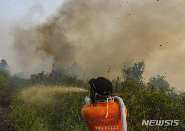【캄파르=AP/뉴시스】인도네시아 리우주 캄파르에서 11일 소방대원들이 산불 진화 작업을 벌이고 있다. 2019.09.12 