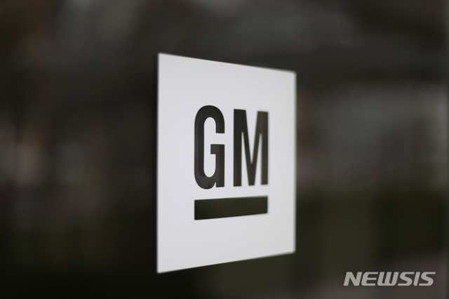 [디트로이트(미 미시간주)=AP/뉴시스]지난 2014년 5월16일 미 미시간주 디트로이트의 제네럴 모터스(GM) 본사에 GM 로고가 보이고 있다. GM은 수익성 있는 사업에 집중하기 위해 호주와 뉴질랜드, 태국 일부 사업을 철수하기로 했다. 2020.2.17.