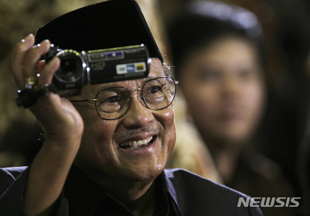 【자카르타=AP/뉴시스】바하루딘 유숩 하비비 인도네시아 전 대통령이 11일(현지시간) 심부전증으로 사망했다. 향년 83세.