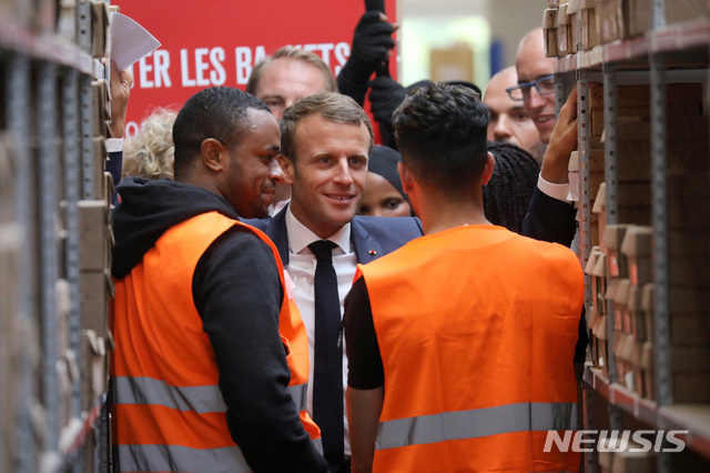 【파리=AP/뉴시스】 9월10일(현지시간) 에마뉘엘 마크롱 프랑스 대통령이 프랑스 파리 외곽의 한 물품 창고를 찾아 노동자들과 이야기를 나누고 있다. 2019.10.16.