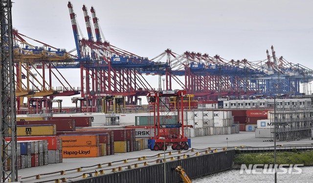 【브레머하펜=AP/뉴시스】5월16일(현지시간) 독일 브레멘주 브레머하펜의 항구에 컨테이너가 쌓여있는 모습. 2019.11.11.