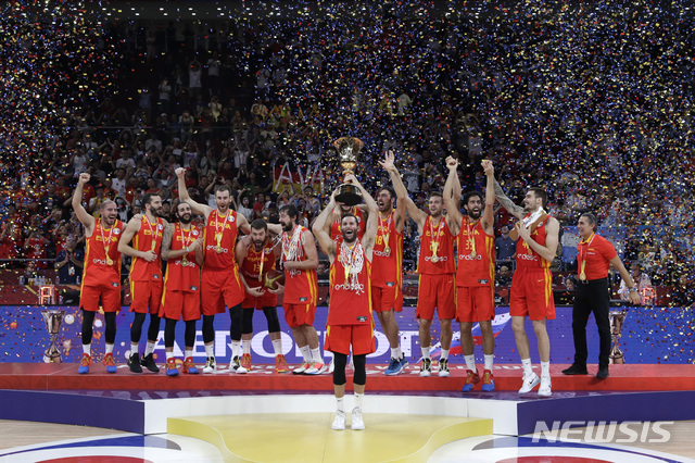 [베이징=AP/뉴시스] 2019년 국제농구연맹(FIBA) 농구월드컵에서 우승한 스페인 농구 대표팀. 2019.09.15