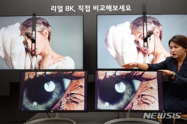 【서울=뉴시스】17일 서울 여의도 LG트윈타워에서 열린 LG전자 디스플레이 기술설명회에서 LG전자 직원이 8K TV 제품들의 해상도 차이를 설명하고 있다. LG전자는 이날 열린 설명회에서 8K 해상도 및 올레드 관련 기술에 대해 소개했다. 2019.09.17. (사진=LG전자 제공) photo@newsis.com