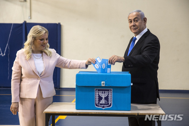  【예루살렘=AP/뉴시스】 이스라엘 총선이 5개월만에 다시 실시된 17일 베냐민 네타냐후 총리가 부인 사라 여사와 함께 예루살렘 투표소에 투표 포즈를 취하고 있다. 2019. 9. 17.  