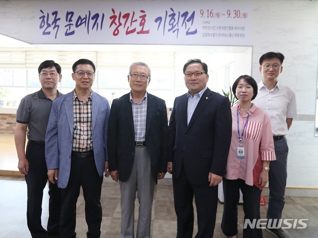 김호묵(오른쪽 세 번째부터) 관장이 박찬선 시인, 김철희 부장 등과 기념사진을 찍고 있다 (사진=상주도서관 제공)