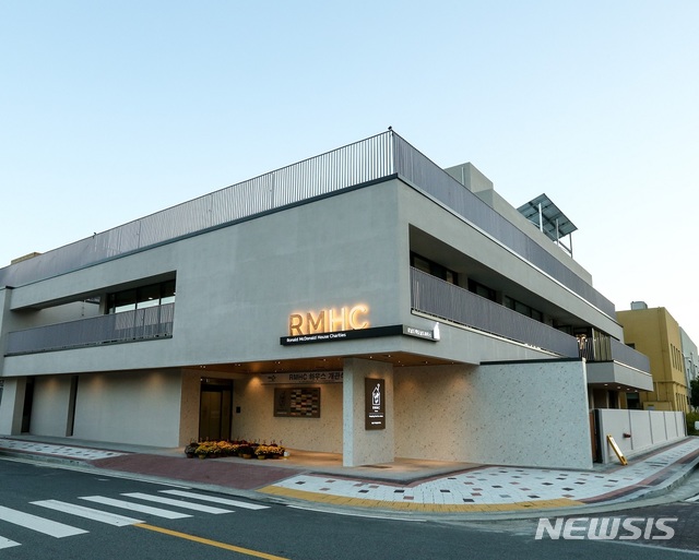 【서울=뉴시스】18일 경남 양산시 부산대병원에 문을 연 '국내 1호' 로날드 맥도날드 하우스