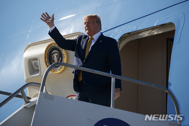 【로스앤젤레스=AP/뉴시스】도널드 트럼프 미국 대통령이 17일(현지시간) 로스앤젤레스 국제공항에 도착해 전용기에서 내려서며 손을 흔들고 있다. 2019.09.18.