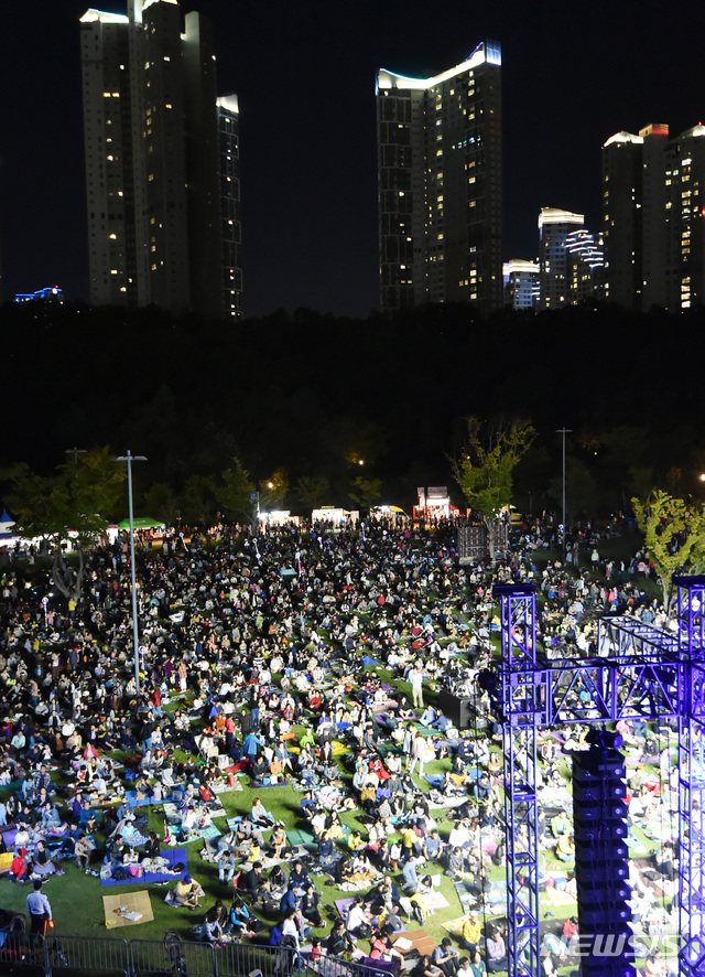 【수원=뉴시스】 김종택 기자 = ‘2019 수원재즈페스티벌’이 열린 18일 오후 경기 수원시 광교호수공원 재미난밭에서 잔디광장을 가득 메운 시민들이 공연을 관람하고 있다.이번 재즈페스티벌은 수원시 주최,뉴시스 경기남부본부,수원문화재단 공동주관으로 18일과 19일 양일간 열리며 18일 SW 재즈 빅 밴드, 재즈 보컬리스트 말로, 소울싱어 BMK,19일 SW 재즈 빅 밴드, 허니밴드, 웅산밴드가 공연을 펼친다. 2019.09.18.semail3778@naver.com