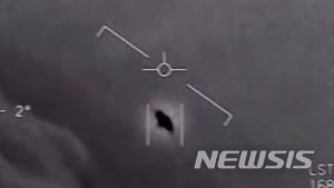 【서울=뉴시스】미 해군이 마침내 미확인비행물체(UFO)들로 추정되는 물체들이 빠른 속도로 비행하는 것을 보여주는 동영상 속 물체들에 대해 UFO가 맞다고 확인했다. 미 해군이 공개한 동영상 속 UFO로 추정되는 물체. <사진 출처 : CNN> 2019.9.19