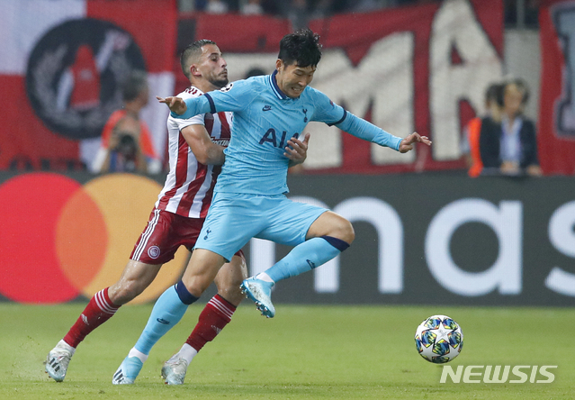 Tottenham&#039;s Son Heung-min, right, challenges for the ball with Olympiakos&#039; Omar Elabdellaoui during the Champions League group B soccer match between Olympiakos and Tottenham, at the Georgios Karaiskakis stadium, in Piraeus port, near Athens, Wednesday, Sept. 18, 2019. (AP Photo/Thanassis Stavrakis)