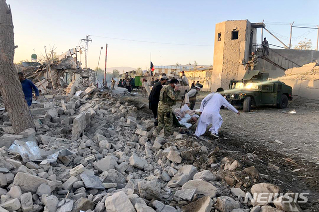 【칼라트(아프가니스탄)=AP/뉴시스】9월19일 아프가니스탄 자불주 칼라트에서 자살폭탄 테러가 발생해 현지 경찰이 현장에서 대응하고 있다. 경찰은 칼라트 시내 한 병원 인근에서 폭탄을 실은 트럭이 터지면서 병원이 초토화되고 최소 7명이 숨지고 80여 명이 다쳤다고 밝혔다. 2019.09.19.