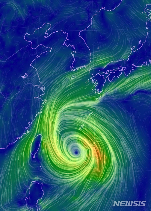 【서울=뉴시스】 20일 오후 위성영상에서 보인 제 17호 태풍 '타파(TAPAH)'가 오키나와를 거쳐 제주도를 향해 북진하고 있다. 타파는 이번주 주말부터 한반도에 본격적으로 영향을 줄 것으로 보인다. 기상청은 타파가 20일 오전 3시 기준 중심기압 992hpa(헥토파스칼), 최대풍속 시속 72㎞, 강풍반경 240㎞의 소형급 태풍으로 일본 오키나와 남남서쪽 약 380㎞ 부근 해상에서 시속 24㎞의 속도로 북상하고 있다고 밝혔다. 2019.08.12. (사진=어스널스쿨 홈페이지 캡처) photo@newsis.com
