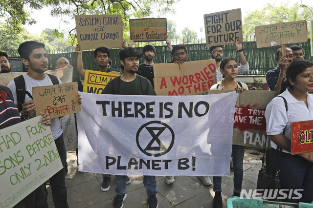 【뉴델리(인도)=AP/뉴시스】인도 환경운동가들이 20일 수도 뉴델리에서 "지구를 대신할 또다른 지구는 없다"(There is no earth B)라고 쓰인 플래카드를 들고 도시주택부 앞에서 시위를 벌이고 있다. 다음주 유엔 기후정상회의를 앞두고 이날 전세계에서 '기후를 위한 세계 파업'이 열릴 계획인 가운데 호주에서 시작된 시위가 홍콩과 인도, 태국, 필리핀 등 아시아 각국으로 확산되고 있다. 2019.9.20