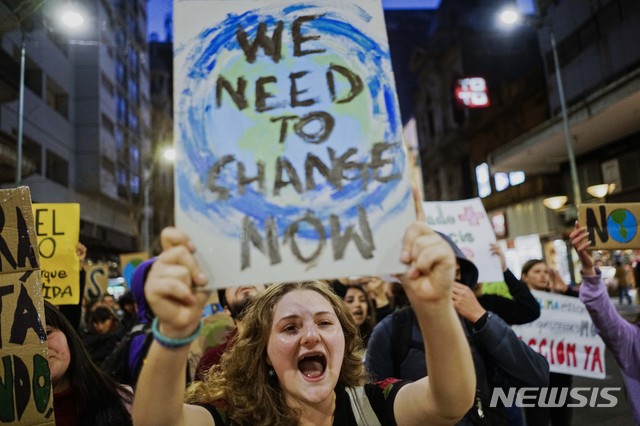 【몬테비데오=AP/뉴시스】20일(현지시간) 우루과이 수도 몬테비데오에서 '글로벌 기후 파업'에 참여한 한 여성이 손팻말을 들고 시위에 동참하고 있다. 전 세계 정상은 오는 23일 미국 뉴욕 유엔본부에서 기후행동 정상회의를 열고 기후변화에 따른 글로벌 위기에 대한 해결책을 논의한다. 2019.09.21.