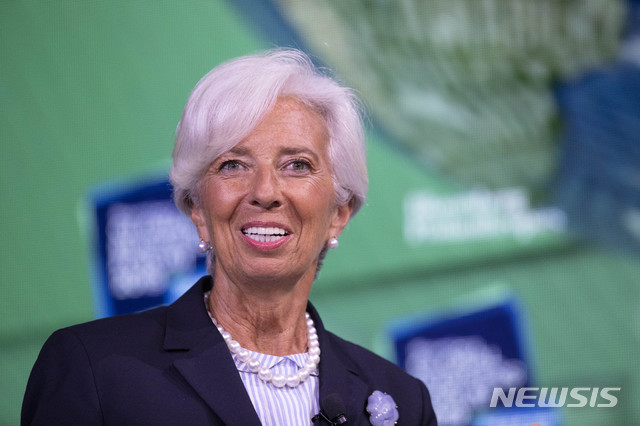 【뉴욕=AP/뉴시스】9월25일(현지시간) 크리스틴 라가르드 전 국제통화기금(IMF) 총재가 미국 뉴욕에서 열린 블룸버그 글로벌 비즈니스 포럼에서 발언 중인 모습. 라가르드는 11월1일 신임 유럽중앙은행(ECB) 총재로 취임한다. 2019.10.28. 