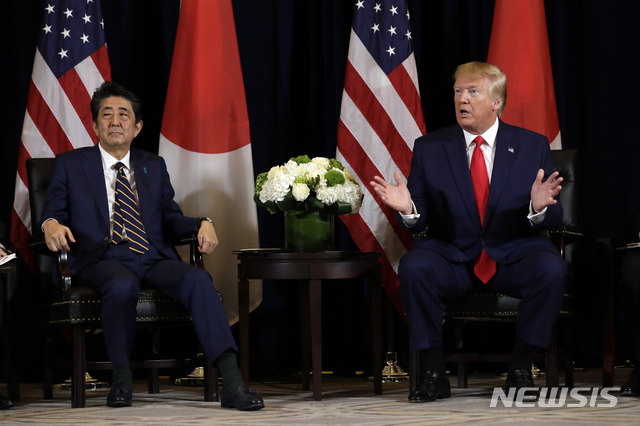 【뉴욕=AP/뉴시스】도널드 트럼프(오른쪽) 미국 대통령과 아베 신조 일본 총리가 25일(현지시간) 유엔총회가 열리고 있는 뉴욕의 인터콘티넨탈 호텔에서 정상 회담을 하고 있다. 2019.09.26.  