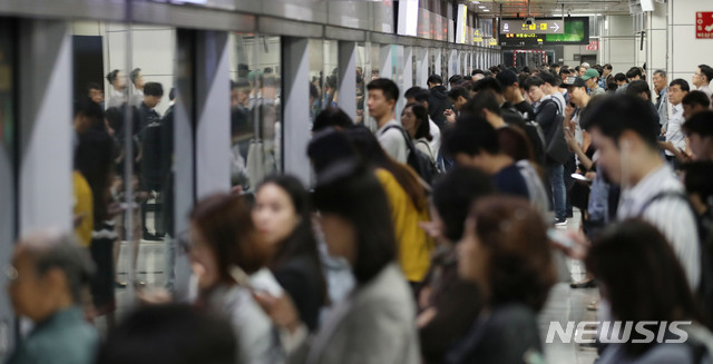 【서울=뉴시스】시민들이 서울지하철 9호선을 이용하고 있는 모습. (사진=뉴시스 DB)