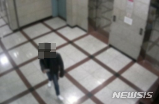 지난 22일 경기도 일산동구의 한 상가 건물 CCTV에 무차별 폭행을 저지른 용의자가 찍힌 모습.