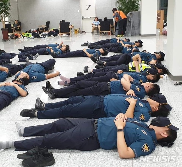 도로공사 로비에서 쪽잠을자는 경찰관들 ⓒ경찰인권센터 페이스북 