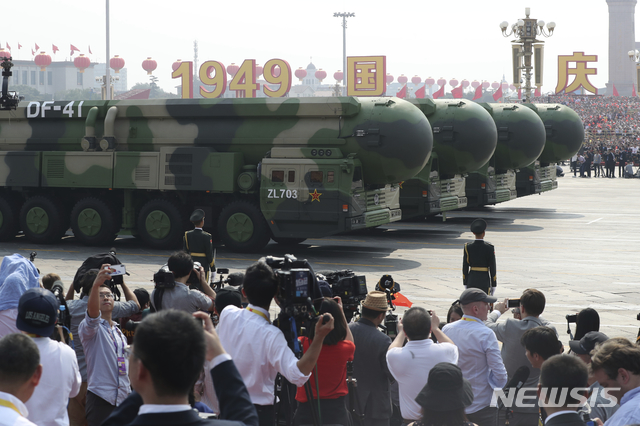 【베이징=AP/뉴시스】중국 베이징 톈안먼 광장에서 1일 열린 신중국 70주년 기념 열병식에 둥펑-41 대륙간탄도미사일(ICBM)이 선보이고 있다. 2019.10.01 