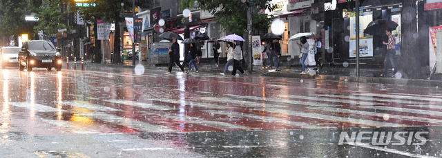 오전까지 전국 강한 비…호남·제주는 미세먼지 '나쁨'