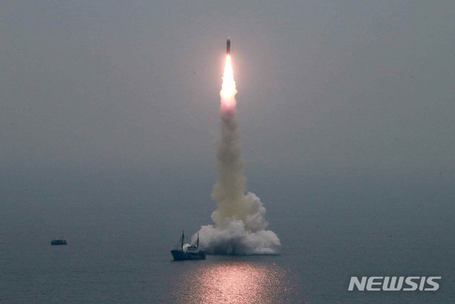 [서울=뉴시스] 북한은 지난해 10월2일 오전 성공적으로 진행한 신형 잠수함발사탄도미사일(SLBM) '북극성-3'형 시험발사 장면. (사진=노동신문) 2020.8.6.