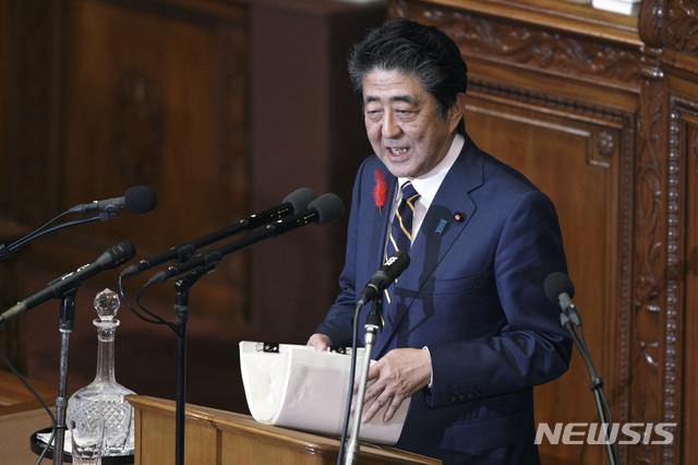 【도쿄=AP/뉴시스】아베 신조 일본 총리가 4일 도쿄에서 열린 임시국회에 참석해 개막 연설을 하고 있다. 2019.10.04.