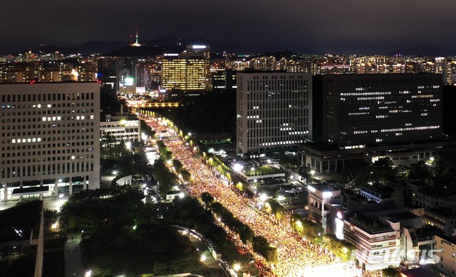 [서울=뉴시스] 조성봉 기자 = 지난 2019년 10월5일 오후 서울 서초구 서울중앙지검 앞에서 열린 '제8차 사법적폐 청산을 위한 검찰개혁 촛불문화제' 참가자들이 촛불을 들고 구호를 외치고 있다. 2019.10.05. suncho21@newsis.com