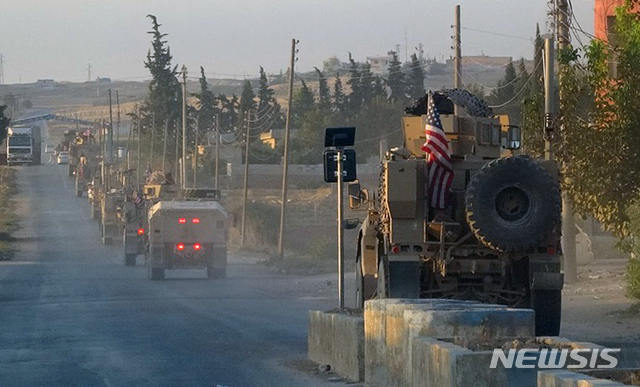 【AP/뉴시스】지난 7일 시리아 동북부 접경지에 주둔하던 미군의 군용 차량들이 남쪽으로 이동하고 있다. 전날 트럼프 대통령이 터키군의 시리아 국경 진입을 위해 미군의 주둔지 철수를 결정했다고 백악관이 발표했다. 사진은 미군의 북부 철수로 큰 위기에 빠진 시리아 쿠르드 무장조직 SDF의 하와르 통신(ANHA)이 제공했다. 2019. 10. 17.