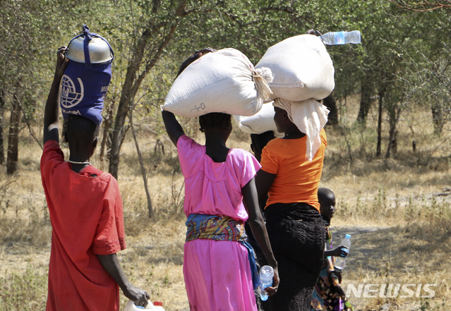[AP/뉴시스] 2018년 12월 남수단 여성들이 식량을 얻은 뒤 강탈자들을 피해 외진 숲길을 걸어 집으로 가고 있다. 남수단은 독립 2년 후인 2013년부터 내전이 발생해 지금까지 40만 명 정도가 사망한 것으로 서방 조사기관은 보고 있다. 2020. 1. 20. 
