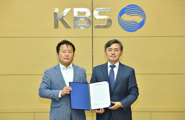 이경호 전국언론노동조합 본부장(왼쪽), 양승동 KBS 사장