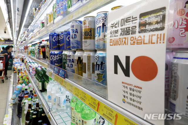 【서울=뉴시스】최동준 기자 = 일본제품 불매운동 100일을 맞은 8일 일본 맥주 수입액(지난 9월 잠정치)은 6000달러(약 700만원)에 그쳤다고 관세청이 밝혔다. 이는 전년대비 99.9% 감소한 수치로, 일본 맥주가 사실상 수입 중단 수준으로 떨어진 것이다.일본맥주 퇴출은 국내 맥주 시장 지각변동을 낳았다. 일본 맥주 판매량이 급감하면서 이 자리를 국산 맥주들이 차지해 반사이익을 얻었다. 국산맥주는 편의점에서 7월 39% 점유했으나 8월에는 48.7%까지 상승했다. 사진은 이날 일본 주류를 판매하지 않는다는 문구가 게시된 서울 시내 한 마트 주류코너 모습. 2019.10.08. photocdj@newsis.com