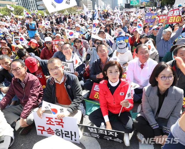 【서울=뉴시스】 전진환 기자 = 문재인 하야 범국민투쟁본부 주최 '대한민국 바로세우기 국민대회' 9일 오후 서울 광화문광장에서 자유한국당 황교안 대표와 나경원 원내대표가 자리하고 있다. 2019.10.09. amin2@newsis.com