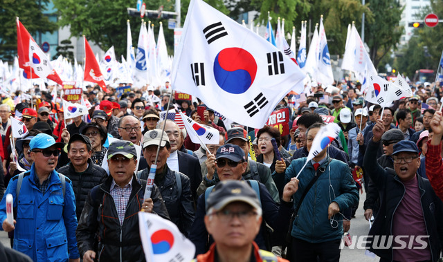 【서울=뉴시스】홍효식 기자 = 9일 오후 서울 종로구 광화문광장 일대에서 열린 문재인 대통령 퇴진 및 조국 법무부 장관 사퇴를 촉구하는 '대한민국 바로세우기 국민대회'에서 참가자들이 청와대 방향으로 행진하고 있다. 2019.10.09. yesphoto@newsis.com